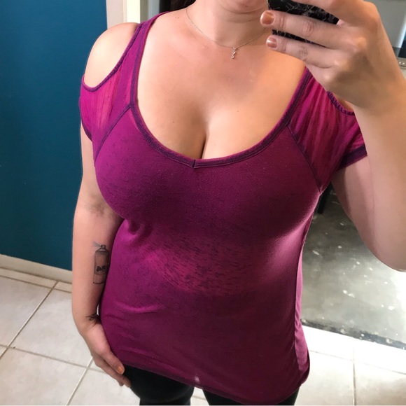 FREE Maurices Fuchsia Off Shoulder Short Sleeve T-Shirt GUC Burnout Small Basic - Picture 12 of 12